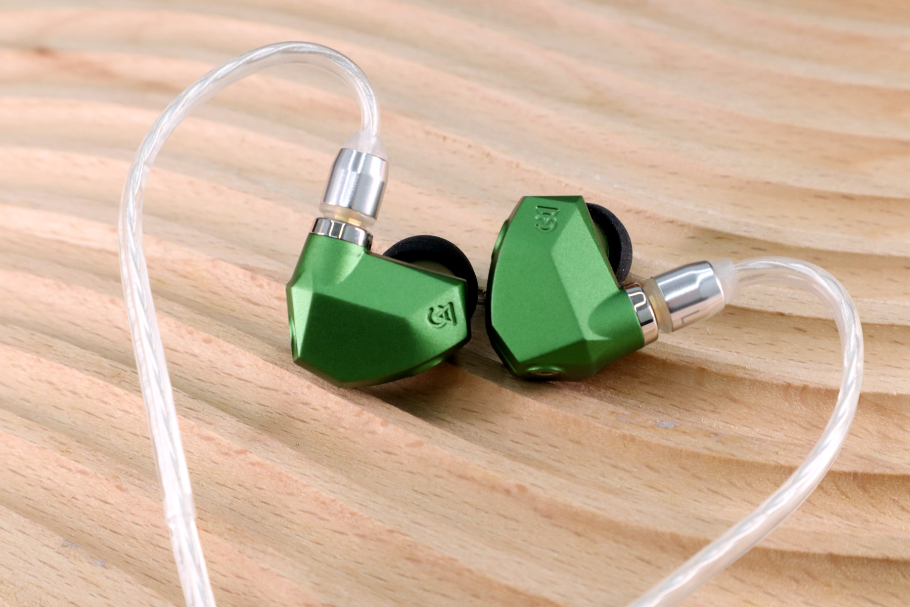 Campfire Audio 的「星座」系列耳機一直以來叫好叫座，當中 Solaris 和 Andromeda 更深受用家好評，最近兩者均推出全新版本，名為 Andromeda Emerald Sea 和 Solaris Stellar Horizon ，團隊不但在外觀上作出改變，更在聲音上作出調整。