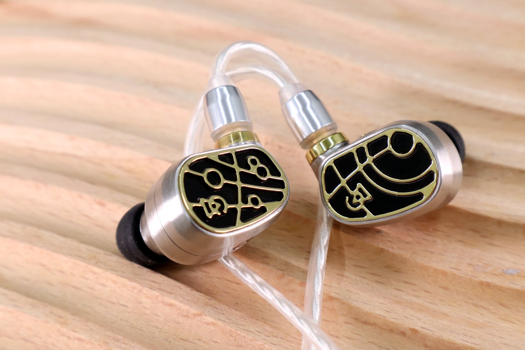 Campfire Audio 的「星座」系列耳機一直以來叫好叫座，當中 Solaris 和 Andromeda 更深受用家好評，最近兩者均推出全新版本，名為 Andromeda Emerald Sea 和 Solaris Stellar Horizon ，團隊不但在外觀上作出改變，更在聲音上作出調整。