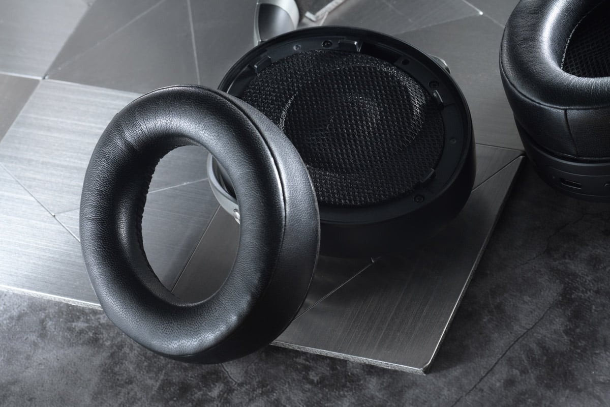 最近個人音響代理商 Soundwave Audio 正式成為 Focal 耳機系列的港澳代理，為大家引入品牌優質耳機產品。頭戴式耳機，有的注重外形，有的重視降噪，有的則是音質，三者同樣出色的，給我留下深刻印象其實不多，但今次評測的 Focal Bathys 正是一員了。