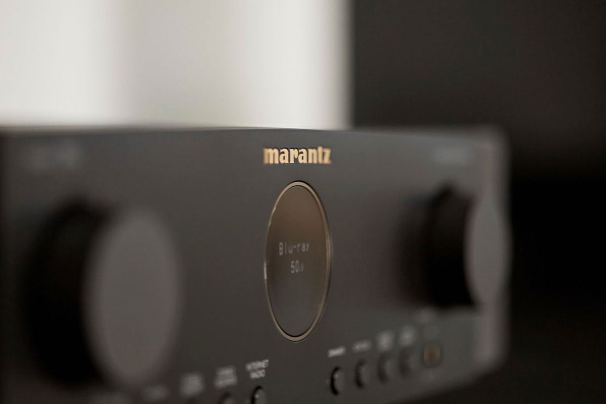 Marantz 最新推出的 AV 擴音機系列帶來了一次大革新，除了外形變得更時尚優雅之外，規格、功能、選單甚至型號都有不少變化，可算是全方位更新升級。今次就同大家分享一下新一代 Marantz AV 擴音機，新型號之下對應的產品定位，以及各種新設計和功能。