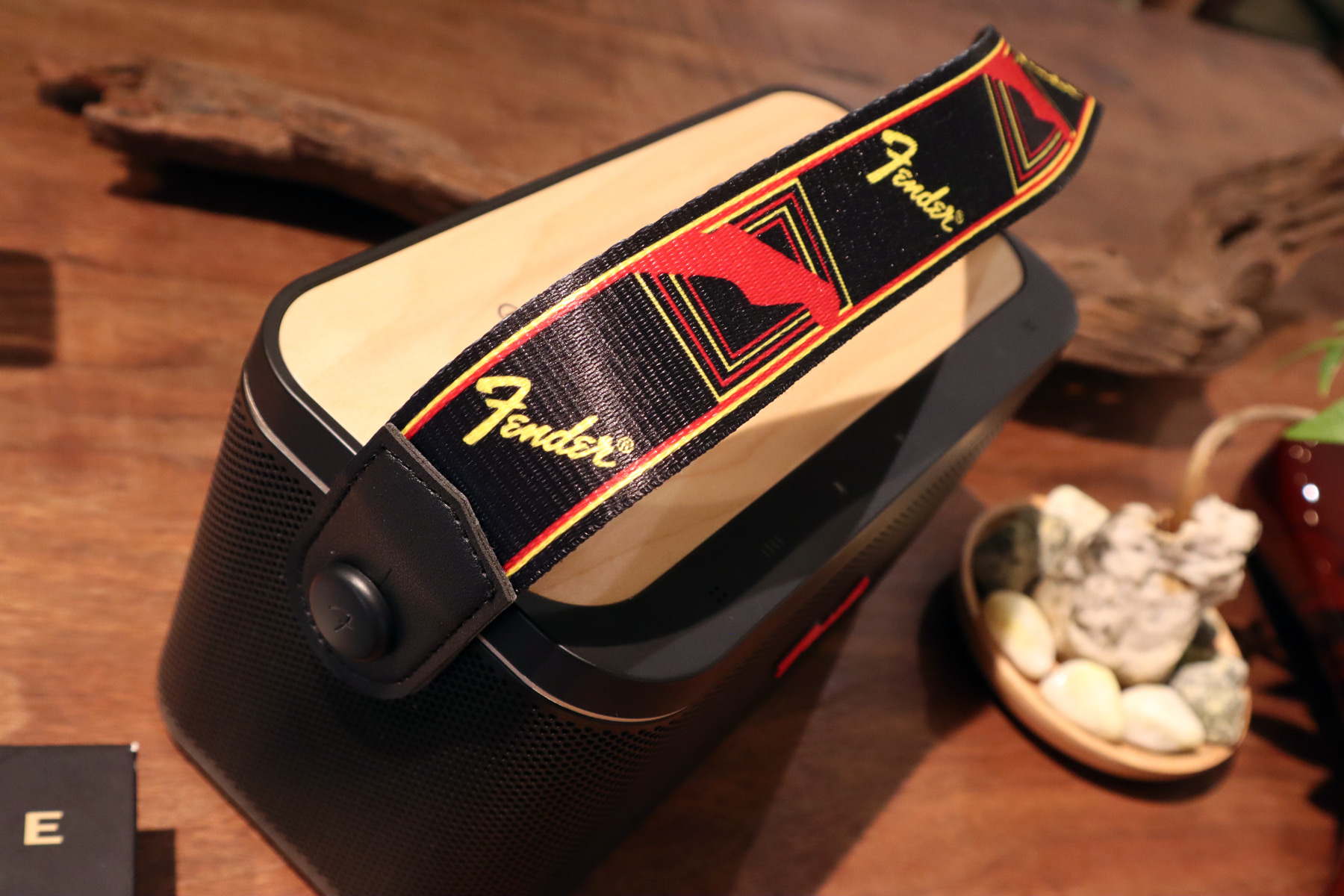 今日（10/5）美國樂器品牌 Fender Audio 正式在港發佈了最新的多用途智能藍牙喇叭 Riff，首次將樂器演奏及藍牙音樂播放二合一，即是說，它既可連接藍牙播放音樂，又同時有 6.3mm 插口輸入，讓你接上結他或其他樂器，搖身一變成為樂器擴音機，配合音樂伴奏播放，幫助樂手們練習、jam 歌及創作。