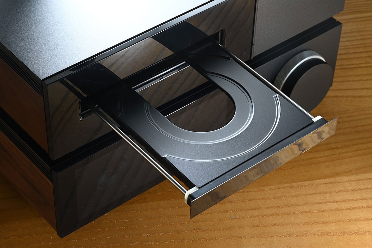 英國音響名廠 Cambridge Audio 的多功能合併機 EVO 75 和 EVO 150 有齊串流、放大的豐富功能，自推出以來一直都相當受用家歡迎，廠方也推出過專為這個系列配搭的 EVO S 書架喇叭，而今次最新帶來的則是同樣為 EVO 系列而設的 EVO CD 光碟轉盤。