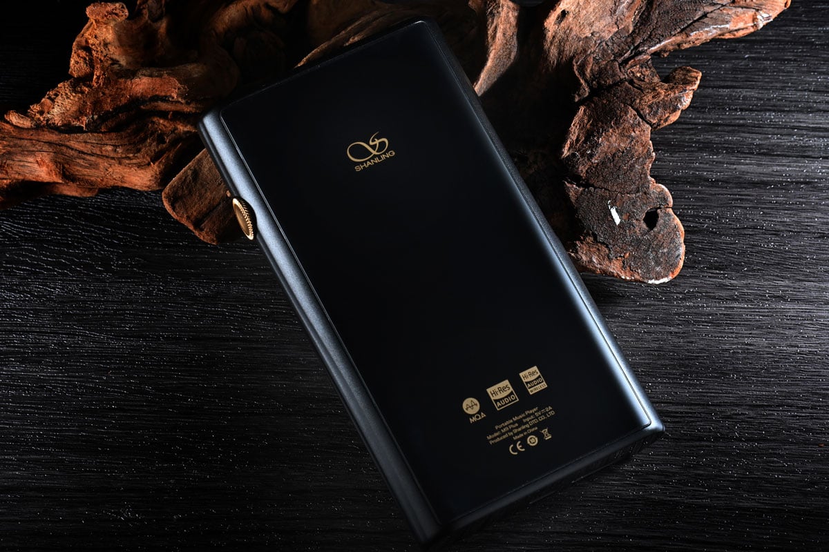 適逢今年 Shanling 成立 35 周年，品牌最近推出了旗艦級限量紀念作 M9 Plus，全球限售 999 部。顧名思義就是 M9 的後繼機，外觀上保留了標誌性的流光溯影設計，和機頂一個細小副屏幕。它採用業界最頂級的解碼方案，將數碼和模擬訊號作分開處理，更是集品牌多項自家技術之大成。