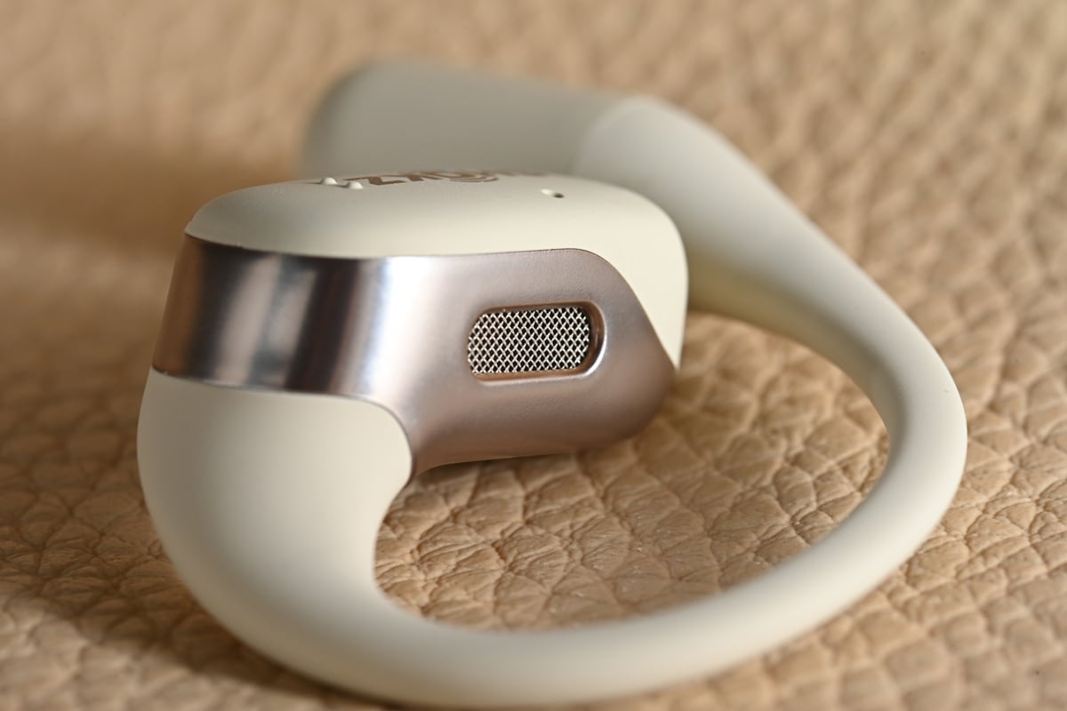 Shokz 過去 10 多年積極推廣骨傳導產品，專注聲學技術研究，為消費者帶來開放式的聆聽體驗。近日品牌推出旗下首款真無線耳機 OpenFit，竟然並非慣用的骨傳導技術，而是作出了新的嘗試，用上不入耳開放式發聲單元設計，為雙耳帶來更好的舒適感。