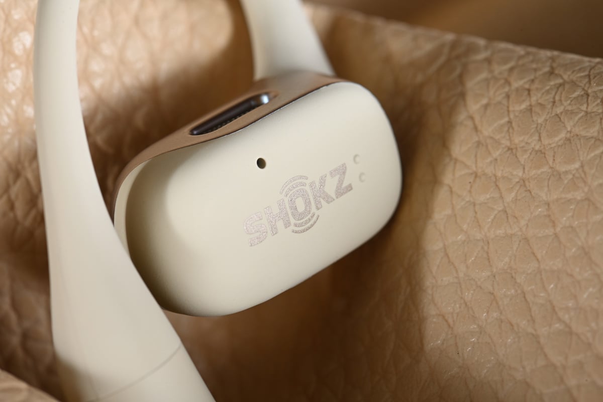 Shokz 過去 10 多年積極推廣骨傳導產品，專注聲學技術研究，為消費者帶來開放式的聆聽體驗。近日品牌推出旗下首款真無線耳機 OpenFit，竟然並非慣用的骨傳導技術，而是作出了新的嘗試，用上不入耳開放式發聲單元設計，為雙耳帶來更好的舒適感。