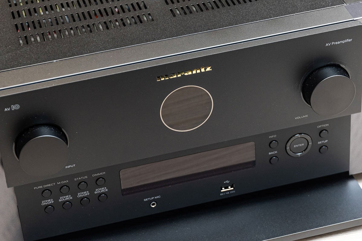 Marantz 今年的全新 AV 擴音機除了外形和型號大改之外，也帶來了不少升級。旗艦型號 AV 10 前級和 AMP 10 後級更加相當有驚喜，後者首次引入了多達 16 聲道放大，配搭前級的 15.4 聲道處理，直接就可以享受到家用最終極的 15.4 聲道輸出。新機更支援了付費的 Dirac Live 自動音場校正，今次都會實試一下表現；預告一下，效果十分突出。