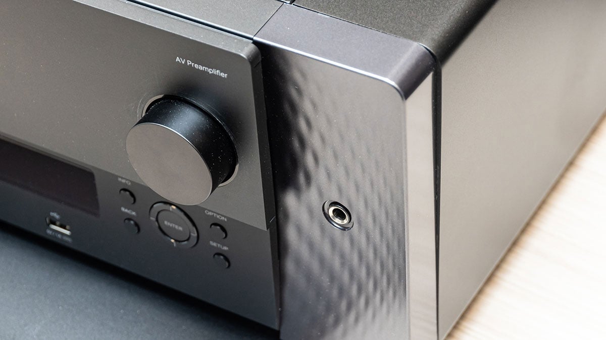 Marantz 今年的全新 AV 擴音機除了外形和型號大改之外，也帶來了不少升級。旗艦型號 AV 10 前級和 AMP 10 後級更加相當有驚喜，後者首次引入了多達 16 聲道放大，配搭前級的 15.4 聲道處理，直接就可以享受到家用最終極的 15.4 聲道輸出。新機更支援了付費的 Dirac Live 自動音場校正，今次都會實試一下表現；預告一下，效果十分突出。