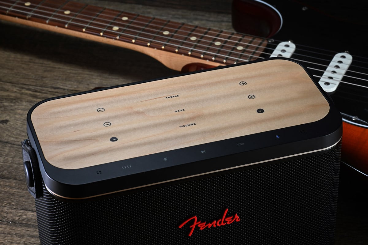 Fender Audio 的藍牙喇叭向來都是聽得又擺得，新一代 Riff 更加厲害，定位為多用途智能藍牙喇叭，首次將樂器演奏及藍牙音樂播放二合一，讓你接上結他或其他樂器，搖身一變成為樂器擴音機，配合音樂伴奏播放，讓樂手們可以練習、jam 歌，甚至創作。