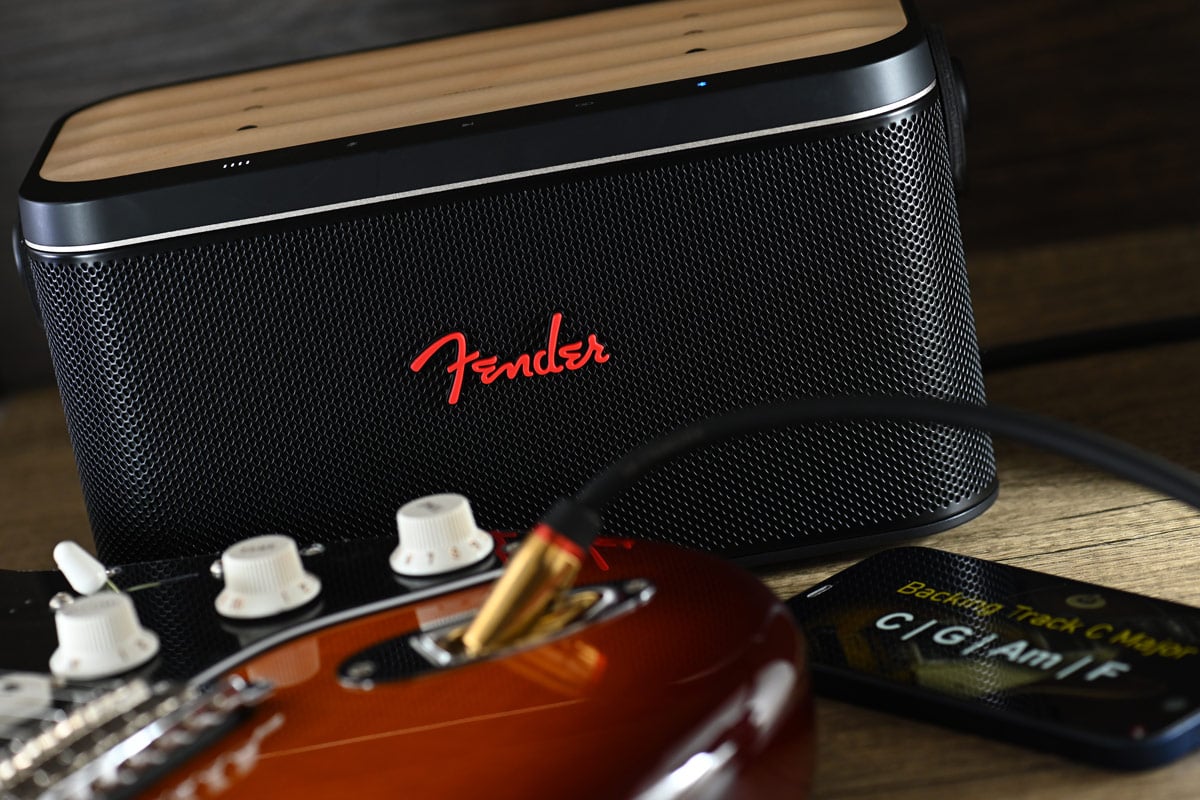 Fender Audio 的藍牙喇叭向來都是聽得又擺得，新一代 Riff 更加厲害，定位為多用途智能藍牙喇叭，首次將樂器演奏及藍牙音樂播放二合一，讓你接上結他或其他樂器，搖身一變成為樂器擴音機，配合音樂伴奏播放，讓樂手們可以練習、jam 歌，甚至創作。