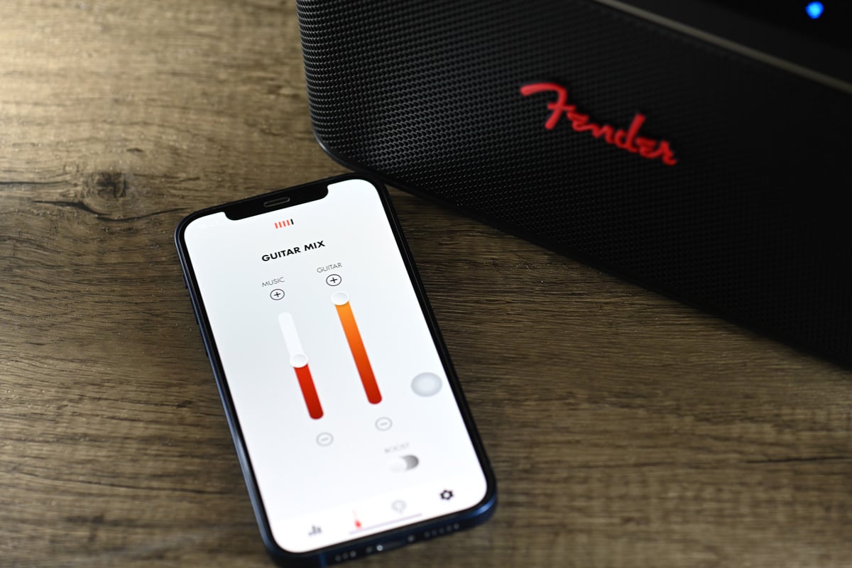 Fender Audio 的藍牙喇叭向來都是聽得又擺得，新一代 Riff 更加厲害，定位為多用途智能藍牙喇叭，首次將樂器演奏及藍牙音樂播放二合一，讓你接上結他或其他樂器，搖身一變成為樂器擴音機，配合音樂伴奏播放，讓樂手們可以練習、jam 歌，甚至創作。