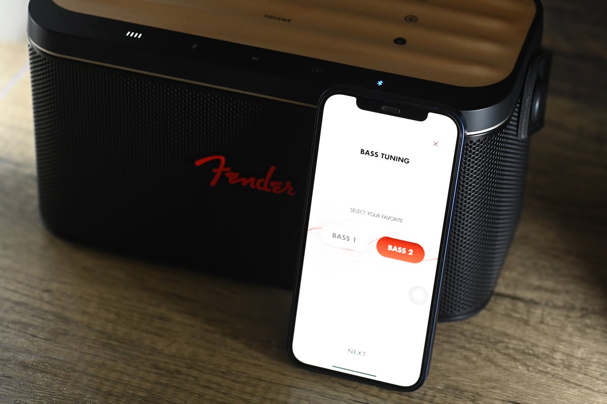 Fender Audio 的藍牙喇叭向來都是聽得又擺得，新一代 Riff 更加厲害，定位為多用途智能藍牙喇叭，首次將樂器演奏及藍牙音樂播放二合一，讓你接上結他或其他樂器，搖身一變成為樂器擴音機，配合音樂伴奏播放，讓樂手們可以練習、jam 歌，甚至創作。