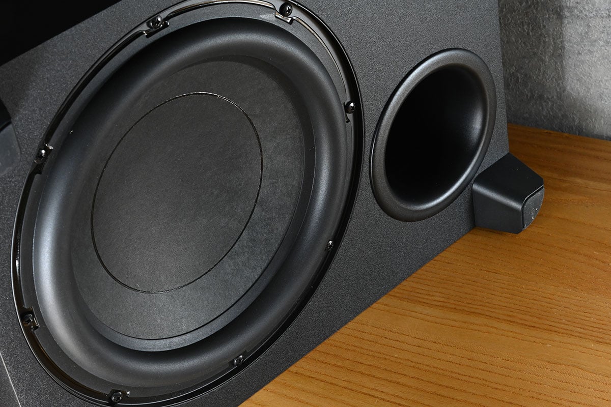 Polk Audio 的 Soundbar 系列由入門到高階的選擇都相當豐富，今次測試的 MagniFi MAX AX SR 則是 Polk 最新的旗艦型號，有齊專利 SDA 技術、向上發聲單元、無線後置、10 吋超低音，提供 7.1.2 聲道的 Dolby Atmos 音效輸出，規格和功能都相當全面，而售價也只需 7,000 元左右。