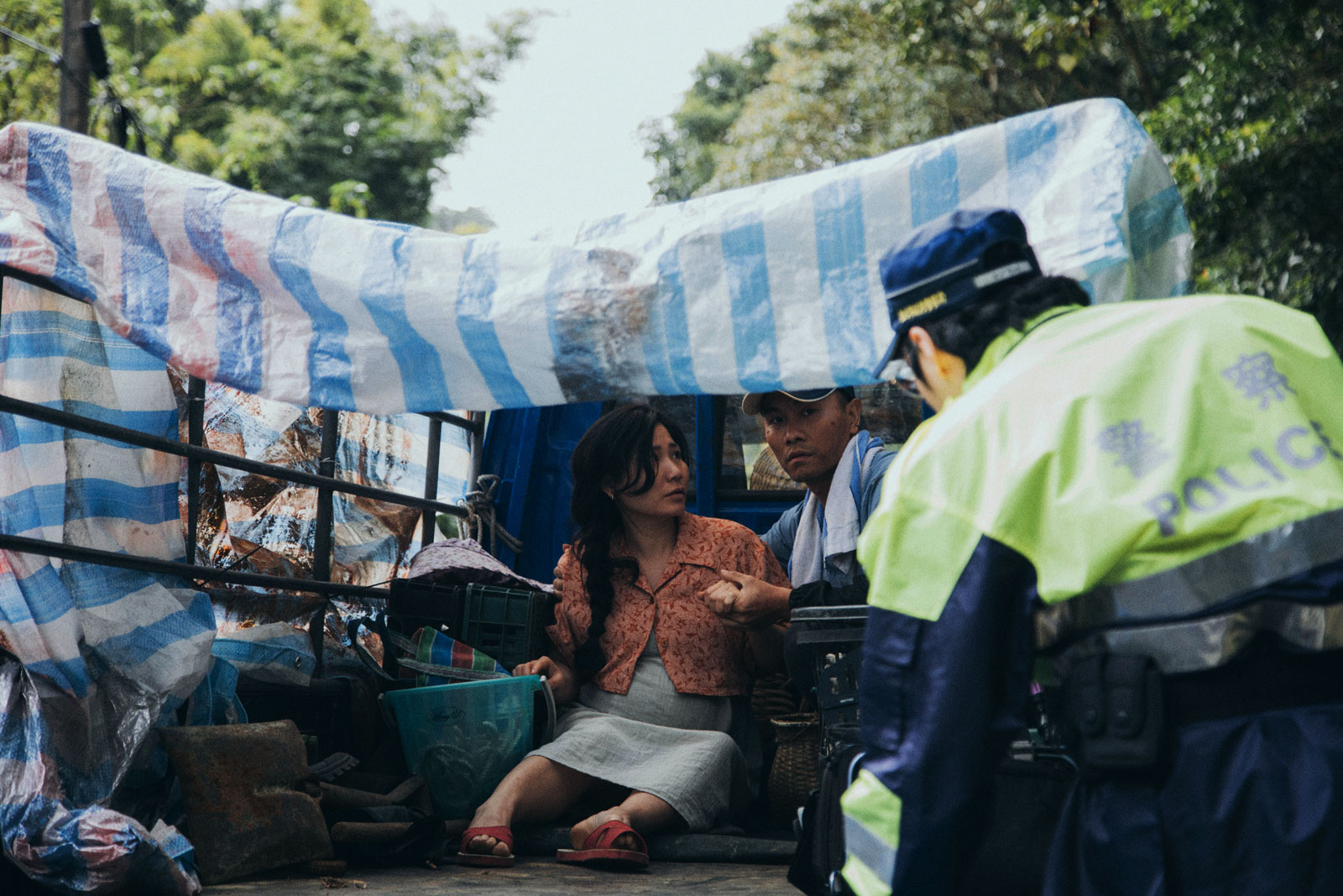 跟往年比較，鮮浪潮的名字愈常出現在各大媒體的報道，屢屢傳出參賽作品不獲電影、報刊及物品管理辦事處發出「核准證明書」（准映證）、取消放映的消息，引起大眾熱議香港的創作自由是否受損。來到本年第十七屆，最初因為邀請了男團 Mirror 的成員邱傲然（Tiger）執導開幕短片《是日精選》，成功吸引影迷以外的觀眾注意，並乘勢加場，為其他參賽作品帶來更多接觸大眾的機會；後來卻再度因為電檢問題，三部作品包括開幕短片《My Pen is Blue,》、競賽作品《未能接通》和《爺爺來訪的夜》被要求刪改內容，最後以黑畫面和靜音代替無法送檢的聲畫。就這樣，鮮浪潮再次因內容審查成為大眾焦點。
由杜琪峯發起的鮮浪潮國際短片節，一直為有志投身電影業界的人打開一道門。不論經驗多寡，只要參賽者遞交包含故事大綱及處理手法的拍攝計劃，讓評審團甄選，入圍者便會獲得 10 萬製作費。換句話說，創作人是向鮮浪潮推銷自己的拍攝意念，說服他出資，本質是一個電影工業的縮影。不過創作人成功獲得資金後，就可擁有完全的創作自由，不用受投資方的意向干預。
就這一點，在鮮浪潮誕生的作品可說別具個人色彩，能代表年青一代的聲音。他們有的關心受壓於香港政治社會環境的青少年、有的把目光投放在難解的家庭關係、有的書寫女性自主的戲劇、有的荒謬百厭。無論製作水平高低，我們都能猜想它們都是創作人的心血作品（理應不會出現為商業利益而拍的故事）。本來比賽制度容許作品 100% 的自由，現在卻接連遭受不透明的電檢制度，要求刪剪影片內容。有人決定一刀不剪，有人選擇「埋藏」不能過審的片段為應變辦法，他們都嘗試在狹縫中維護自己的心血，保護作為創作者的尊嚴。