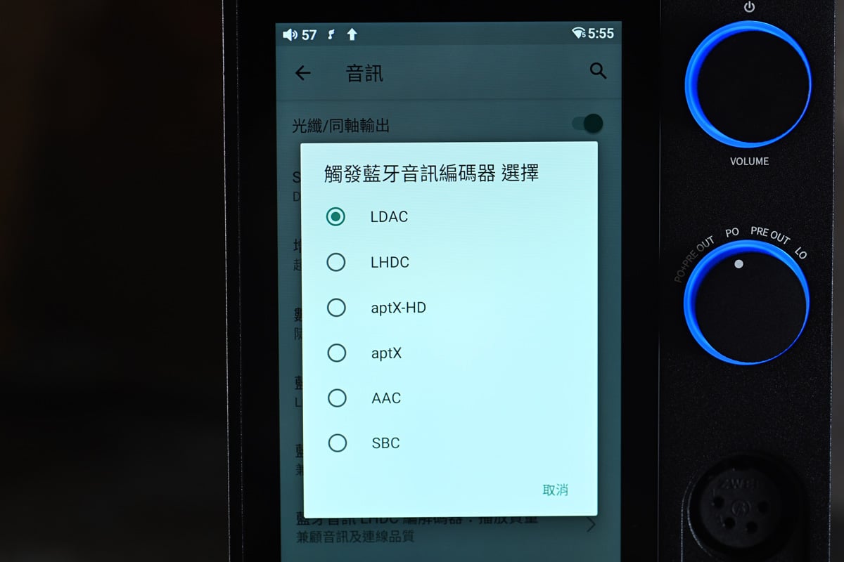 Fiio 是乘著耳機風潮一路乘勢而上的 Head-Fi 品牌，從隨身的 DAP 開始，一步一步的推出高階的音樂播放器，繼而推展到其他的桌面解碼耳擴等，近日更推出了座檯型的音樂播放裝置 Fiio R7，有著單品家庭 Hi-Fi 器材的氣息，可見 Fiio 在音響上的宏圖。