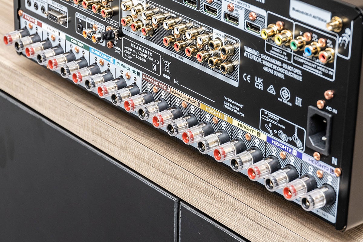 之前同大家測試過 Marantz 最新旗艦前後級 AV 10 和 AMP 10，表現的確一流，可算是其中一套最強家庭影院系統。當然，大部分用家都未必有這個預算和需要，如果要揀一體合併機的話，Marantz 新系列當中還有暫時最高階的 CINEMA 40。9.4 聲道輸出，支援 Dolby Atmos 以至 Auro-3D，還有 Dirac Live 可付費升級，依然足以提供相當全面的音效，今次就同大家測試一下。