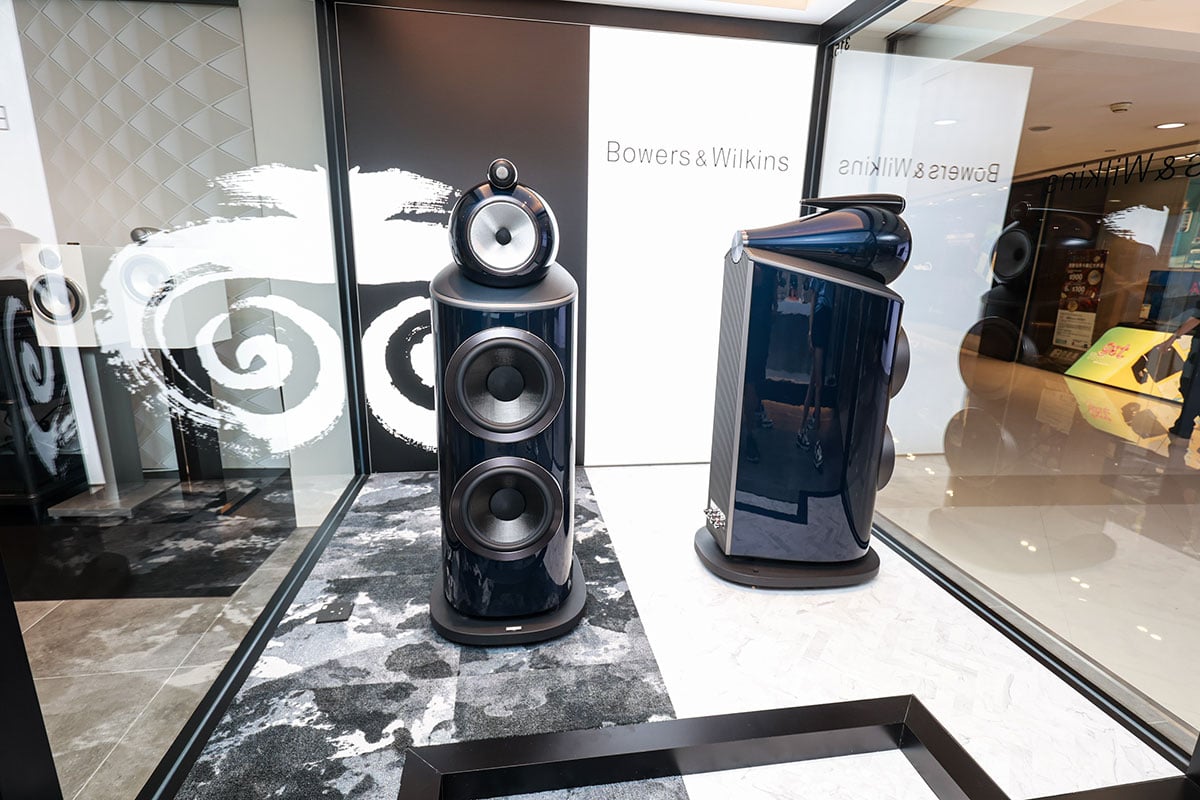 位於尖沙咀海港城海洋中心 315A 的 Sound United Experience Shop，正式更名為「Bowers & Wilkins Experience Shop（體驗店）」，為了隆重其事，更特別展示了首次在亞洲地區亮相的 B&W 傳奇喇叭 Nautilus 鸚鵡螺 30 周年紀念版喇叭，而且大家在稍後 8 月 11 至 13 日舉行的灣仔會展視聽展內也可以親身試聽得到。