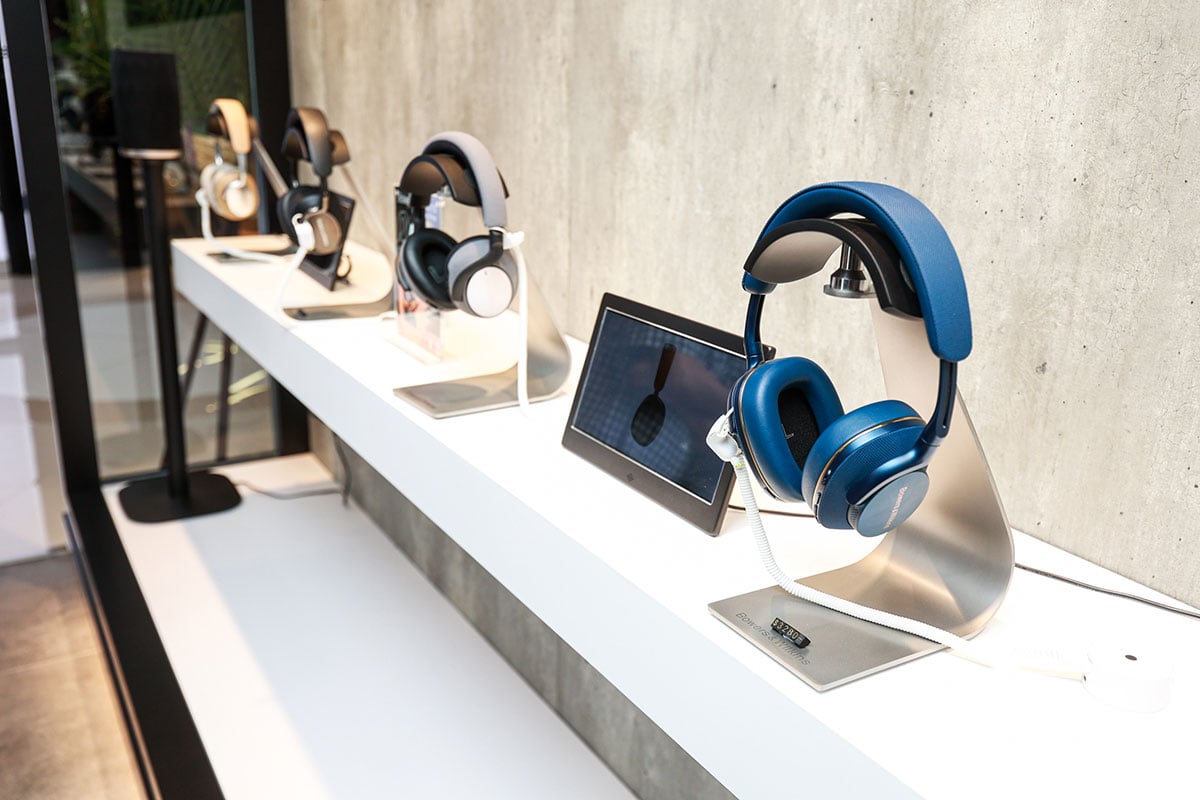 位於尖沙咀海港城海洋中心 315A 的 Sound United Experience Shop，正式更名為「Bowers & Wilkins Experience Shop（體驗店）」，為了隆重其事，更特別展示了首次在亞洲地區亮相的 B&W 傳奇喇叭 Nautilus 鸚鵡螺 30 周年紀念版喇叭，而且大家在稍後 8 月 11 至 13 日舉行的灣仔會展視聽展內也可以親身試聽得到。