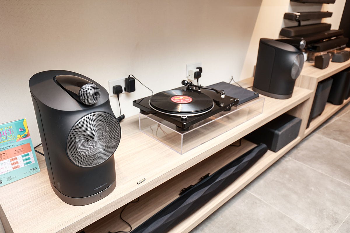 位於尖沙咀海港城海洋中心 315A 的 Sound United Experience Shop，正式更名為「Bowers & Wilkins Experience Shop（體驗店）」，為了隆重其事，更特別展示了首次在亞洲地區亮相的 B&W 傳奇喇叭 Nautilus 鸚鵡螺 30 周年紀念版喇叭，而且大家在稍後 8 月 11 至 13 日舉行的灣仔會展視聽展內也可以親身試聽得到。