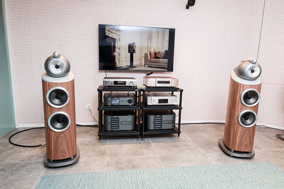 位於尖沙咀海港城海洋中心 315A 的 Sound United Experience Shop，正式更名為「Bowers & Wilkins Experience Shop（體驗店）」，為了隆重其事，更特別展示了首次在亞洲地區亮相的 B&W 傳奇喇叭 Nautilus 鸚鵡螺 30 周年紀念版喇叭，而且大家在稍後 8 月 11 至 13 日舉行的灣仔會展視聽展內也可以親身試聽得到。