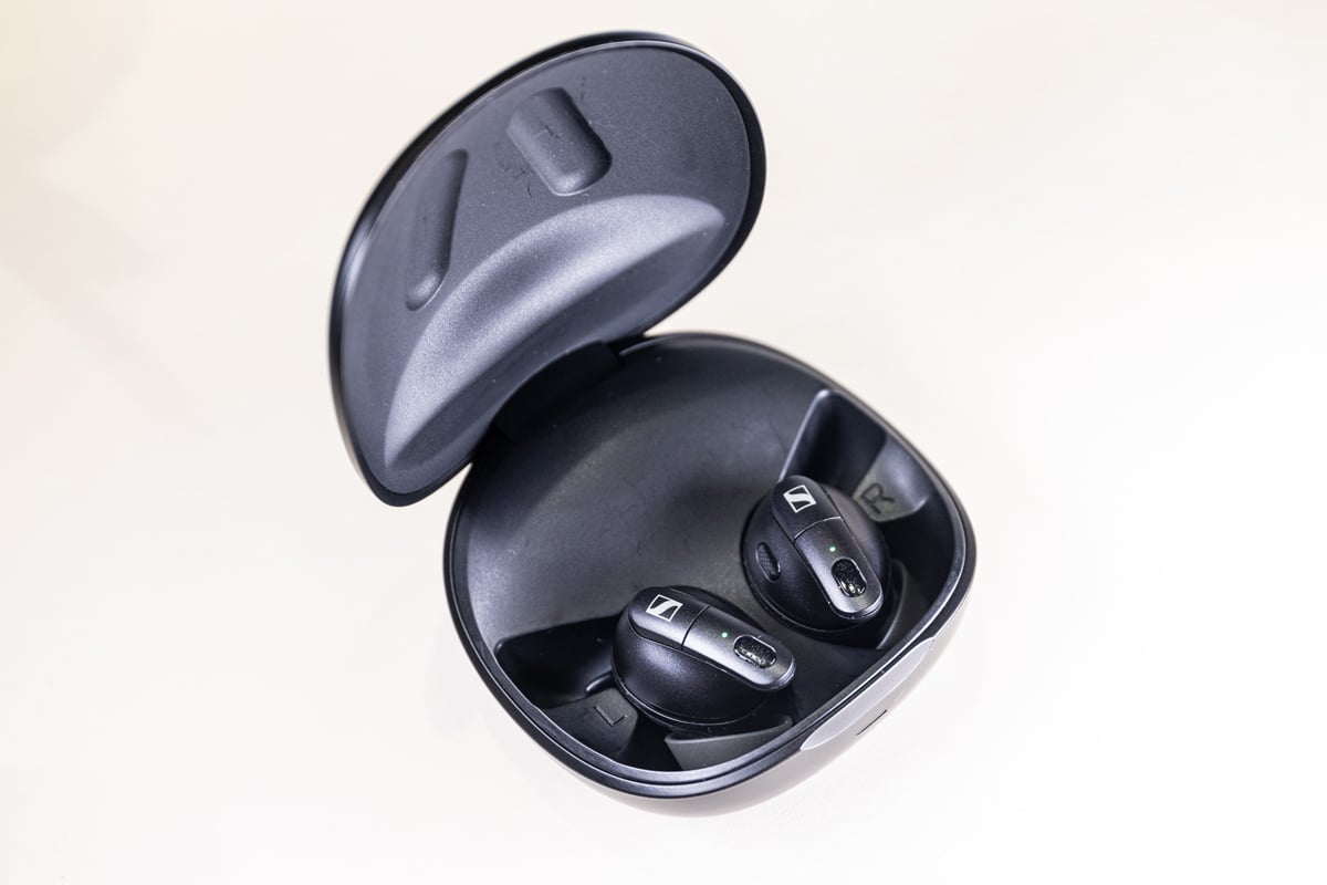 瑞士聽力護理大廠 Sonova 旗下的子品牌  Sennheiser，日前在港發佈了最新的 Conversation Clear Plus，外表上跟一般真無線耳機無異，但其指向性增強語音功能，相信能為輕度弱聽人士帶來更好的聆聽體驗。