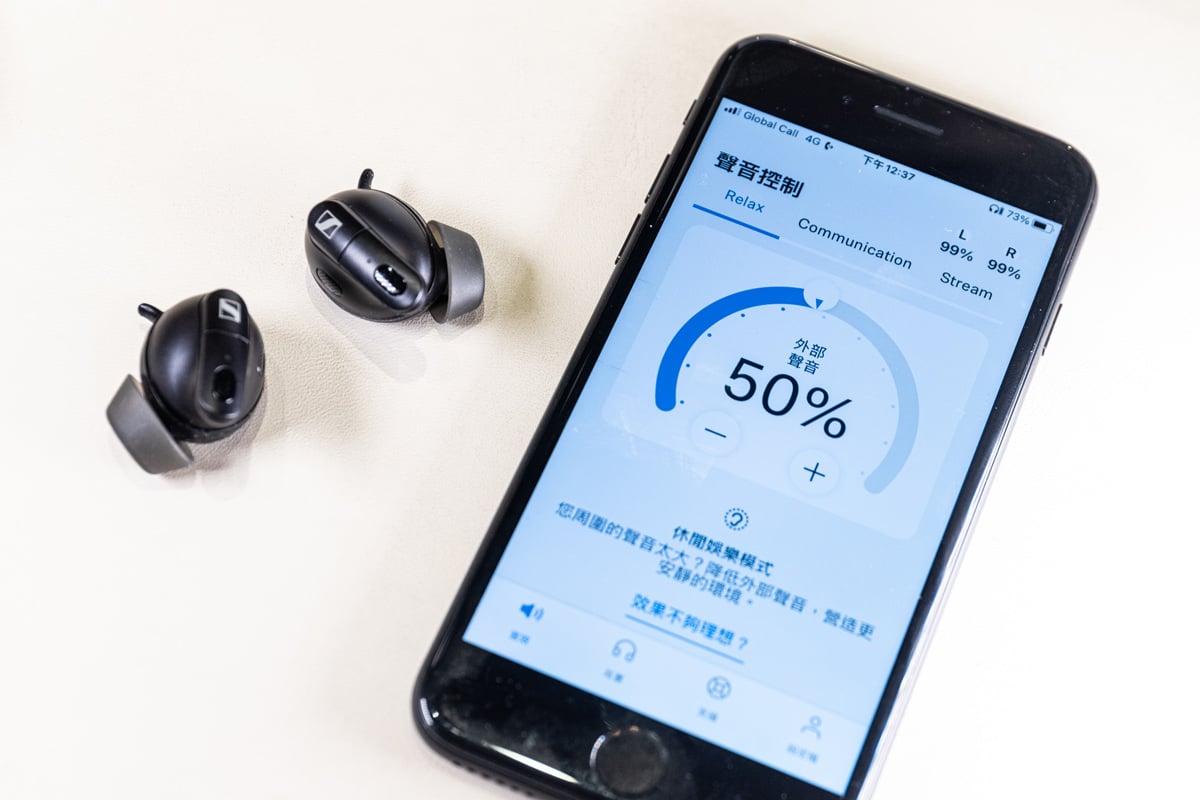 瑞士聽力護理大廠 Sonova 旗下的子品牌  Sennheiser，日前在港發佈了最新的 Conversation Clear Plus，外表上跟一般真無線耳機無異，但其指向性增強語音功能，相信能為輕度弱聽人士帶來更好的聆聽體驗。