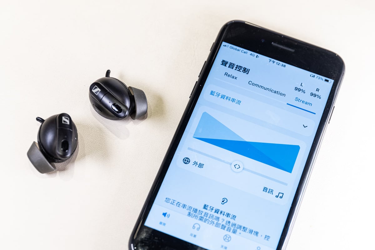 瑞士聽力護理大廠 Sonova 旗下的子品牌  Sennheiser，日前在港發佈了最新的 Conversation Clear Plus，外表上跟一般真無線耳機無異，但其指向性增強語音功能，相信能為輕度弱聽人士帶來更好的聆聽體驗。