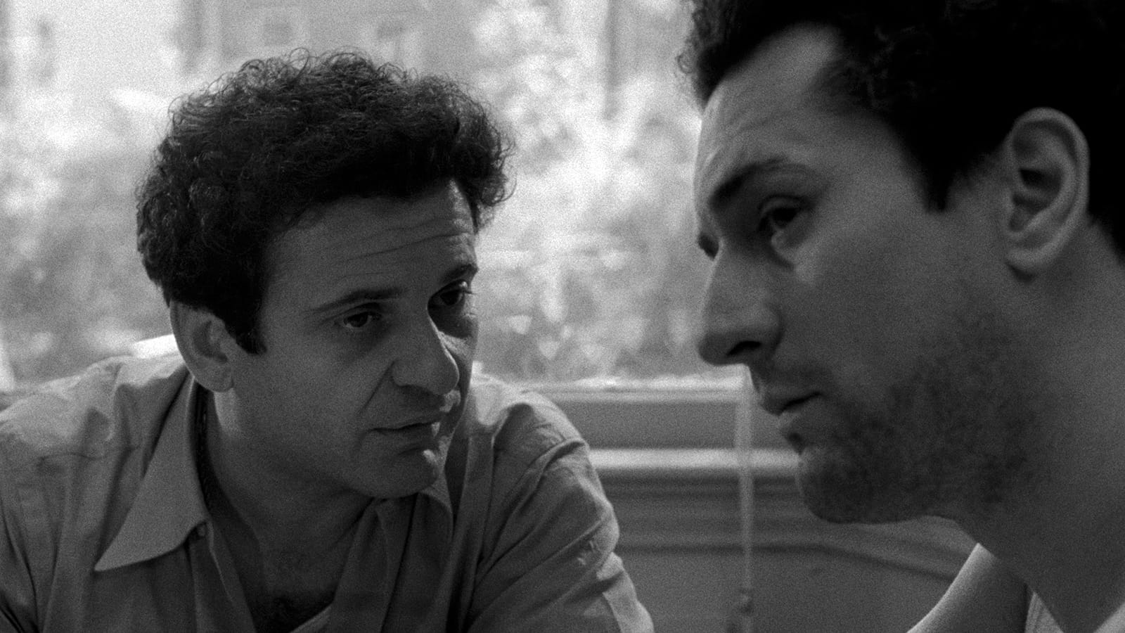 「幫我一個忙，我要你一拳打落我的臉。」Jake La Motta 說。
「幫你自己一個忙，趕她走。」Joey La Motta 說。
怎樣才算是幫站在擂台上、怒不可遏的壞男人一個忙？
要理解《狂牛》（Raging Bull），首先得知道它是馬田史高西斯（Martin Scorsese）懷著「這將是我最後的電影，事業的終結」1 的心情完成的作品。此前他經歷了製作《紐約，紐約》（New York, New York）（在片場與劇組關係緊張、完全即興的對白演出難以拼湊完整故事）及私人生活（與傳奇女星 Liza Minelli 於拍攝期間搭上，互相展開背叛伴侶的婚外情）的災難，電影票房與評論皆告失敗、與妻子離婚、甚至因此沉淪染上毒癮，幾乎喪命。就在史高西斯住院休養期間，Robert De Niro 鼓勵他振作並將 Jake La Motta 的傳記拍成電影。在此嚴峻的背景下，史高西斯稱《狂牛》是他傾盡所有、像神風敢死隊（kamikaze）不顧一切而拍成的作品 1。於是，我們可以想像，那個只有黑白色彩、一地汗水與血液的擂台，是遠離拳擊類型片象徵的志氣和奮鬥意義。史高西斯非要用《狂牛》力挽狂瀾，帶出甚麼面對人生的積極意義，而是要透過 Jake 自尋痛苦的職業（拳手）、不自覺的自毁傾向，表現他（們）內心 / 精神性的自我懲罰。