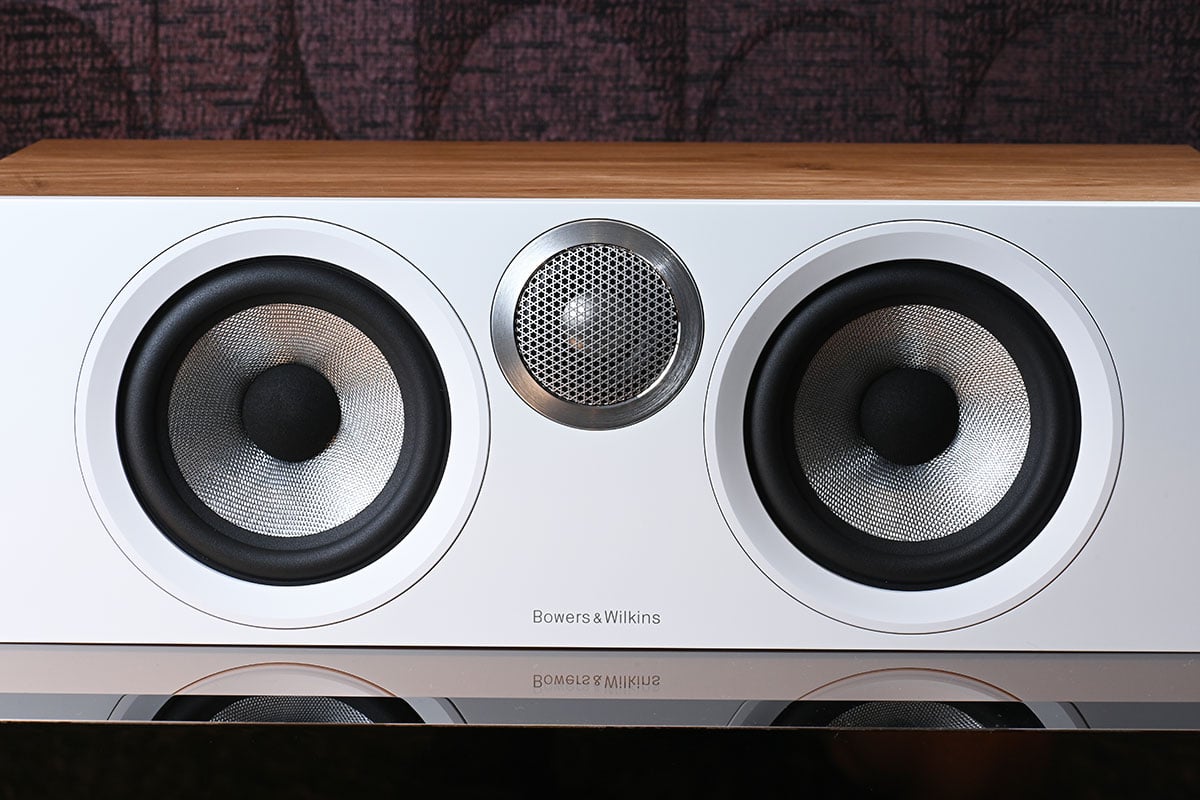 英國 Bowers & Wilkins 的 600 系列一直都是相當受歡迎的入門喇叭，隨著 B&W 近年更積極地更新產品線、為產品引入最新技術，繼 2020 年的 600 系列周年版，經過 2021 年推出旗艦 800 D4、2022 年 700 S3、今年 7 月的 800 D4 Signature 之後，就迎來了 600 S3 系列。新系列更引入了不少 700 S3 甚至 800 D4 Signature 的技術，可說是這個入門系列其中一次最大的升級。