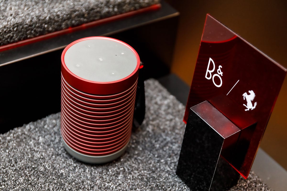 講到音質與設計兼備的音響品牌，來自丹麥的 B&O 就絕對榜上有名。B&O 的影音和音響產品一向都外形和質感出眾，今次更與賽車名廠 Ferrari 法拉利合作，推出聯乘限量系列，採用了獨特深紅配搭漆黑配色，首批產品包括 Beosound 2 家用喇叭、Beoplay EX 入耳式耳機、Beosound Explore 便攜喇叭，隨後 Beoplay H95 頭戴式耳機也將於 10 月上架。
