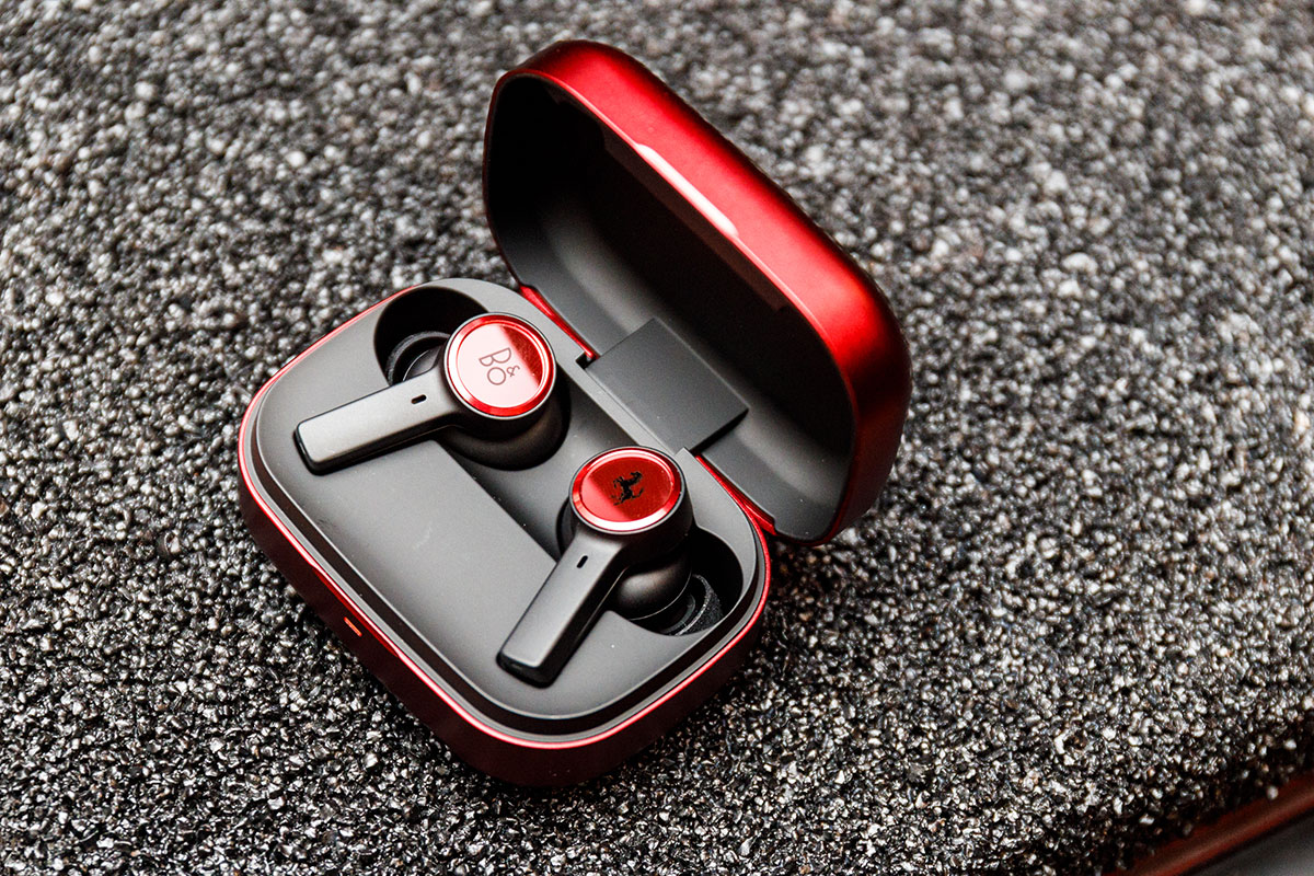 講到音質與設計兼備的音響品牌，來自丹麥的 B&O 就絕對榜上有名。B&O 的影音和音響產品一向都外形和質感出眾，今次更與賽車名廠 Ferrari 法拉利合作，推出聯乘限量系列，採用了獨特深紅配搭漆黑配色，首批產品包括 Beosound 2 家用喇叭、Beoplay EX 入耳式耳機、Beosound Explore 便攜喇叭，隨後 Beoplay H95 頭戴式耳機也將於 10 月上架。