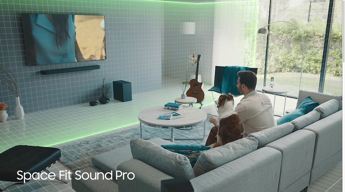 講到升級家居音效，Soundbar 可算是近年最熱門的選擇，簡單、易用、慳位，有不錯的聲效輸出。不過 Soundbar 始終由於設計所限，在低頻、環繞效果等方面都有限制，於是也出現了無線超低音、無線後置等配套。而 Samsung 推出的 Q-Symphony 技術則再進一步，讓電視的機身喇叭也加入到 Soundbar 的聲效輸出，獲得單以 Soundbar 無法提供的 3D 環繞聲效果，讓音效定位、連貫性以至包圍感等各方面都再有提升。