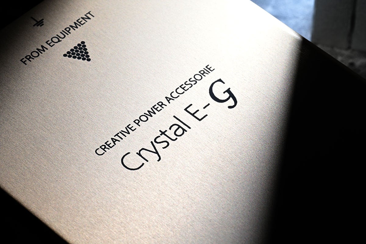 音響和影音器材都不乏各種實用又受歡迎的配件，而講到近年最熱門配件，就不得不提 KOJO Technology 推出的 Crystal E 和 Crystal Ep 地盒，方便易用又有不錯的效果。今次最新推出的 Crystal E-G 更採用了之前限量版 Crystal E Jtune 作為藍本，接地處理能力是 Crystal E 的 68 倍，可算是自家地盒系列當中表面積最大的型號。
