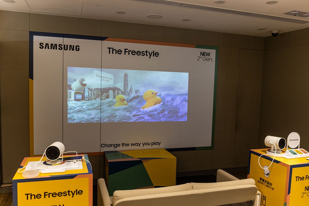 Samsung 之前推出輕巧投影機 The Freestyle，靈活方便的使用方式吸引了不少用家。而剛剛推出的第二代新機就帶來了更快的畫面自動修正，加上升級 HDR10+，而且 $6,980 的售價比上代更相宜，更有吸引力。