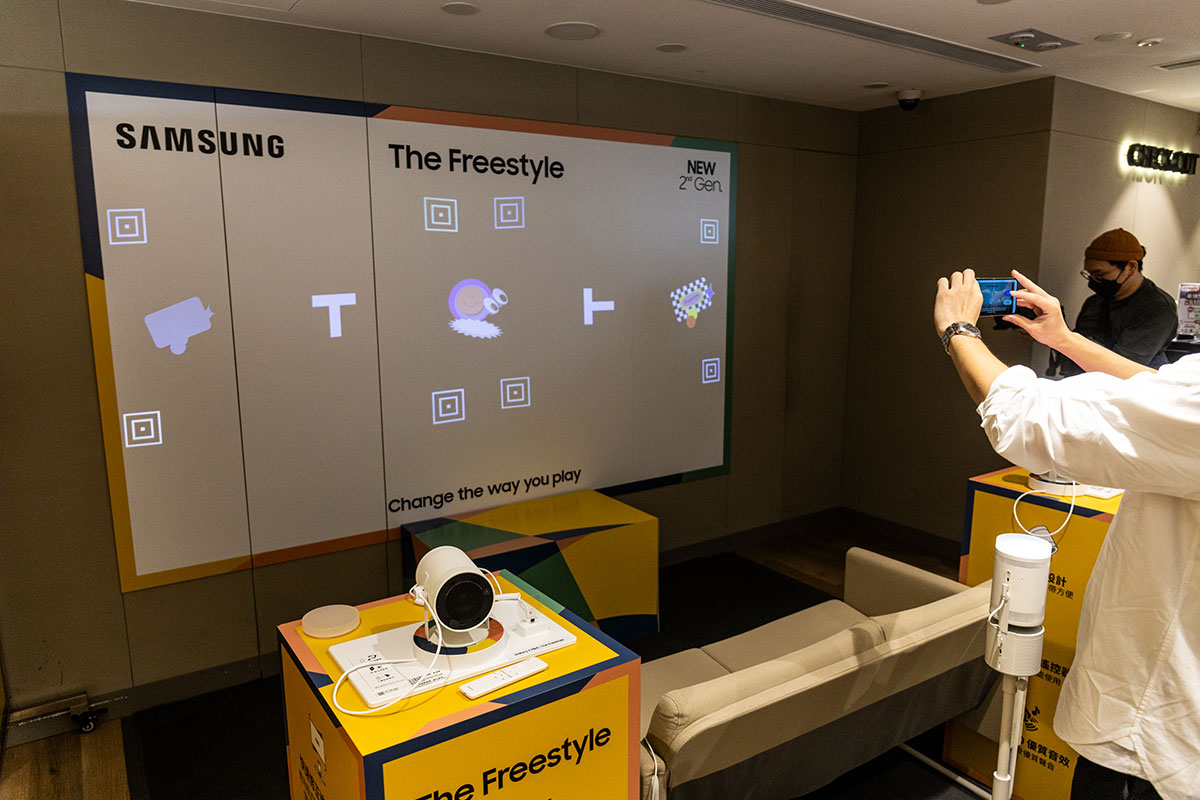 Samsung 之前推出輕巧投影機 The Freestyle，靈活方便的使用方式吸引了不少用家。而剛剛推出的第二代新機就帶來了更快的畫面自動修正，加上升級 HDR10+，而且 $6,980 的售價比上代更相宜，更有吸引力。