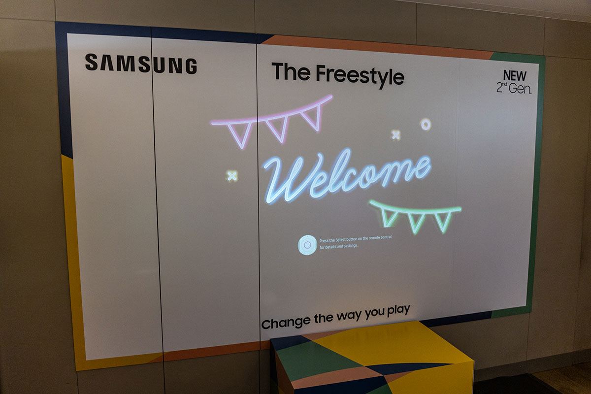 Samsung 之前推出輕巧投影機 The Freestyle，靈活方便的使用方式吸引了不少用家。而剛剛推出的第二代新機就帶來了更快的畫面自動修正，加上升級 HDR10+，而且 $6,980 的售價比上代更相宜，更有吸引力。