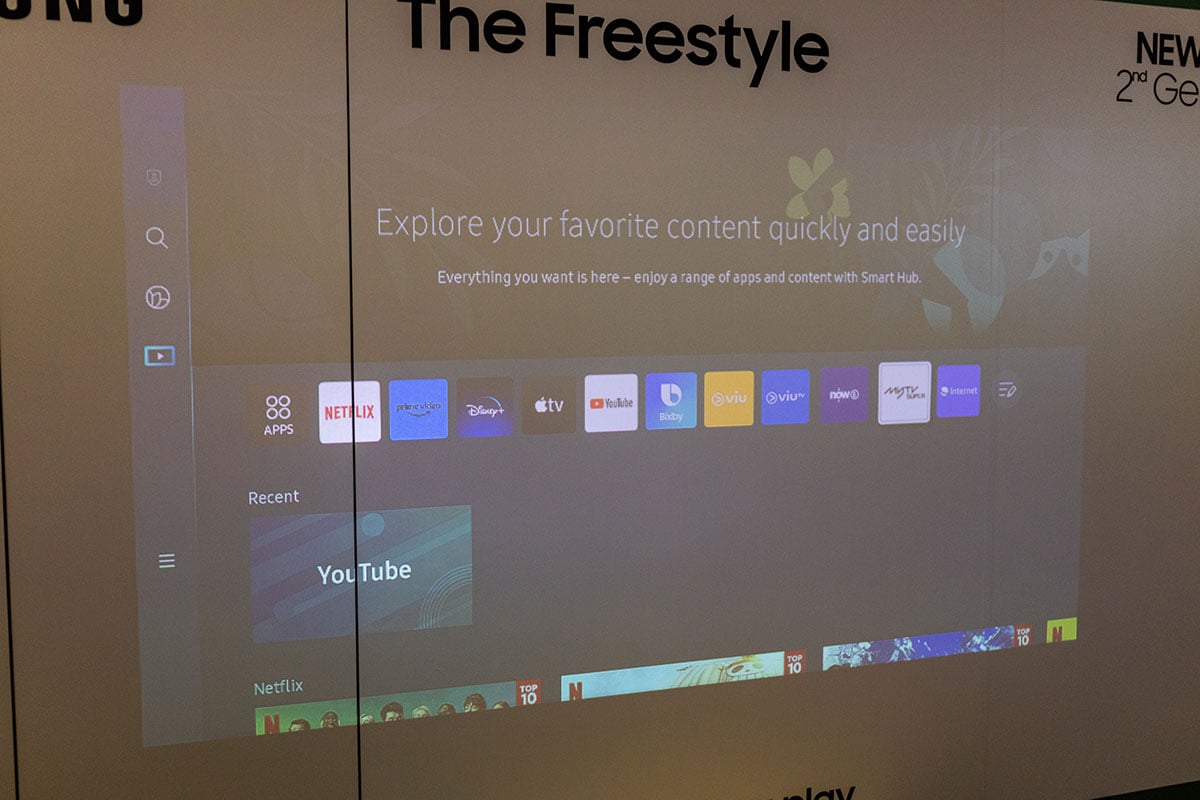 Samsung 之前推出輕巧投影機 The Freestyle，靈活方便的使用方式吸引了不少用家。而剛剛推出的第二代新機就帶來了更快的畫面自動修正，加上升級 HDR10+，而且 $6,980 的售價比上代更相宜，更有吸引力。