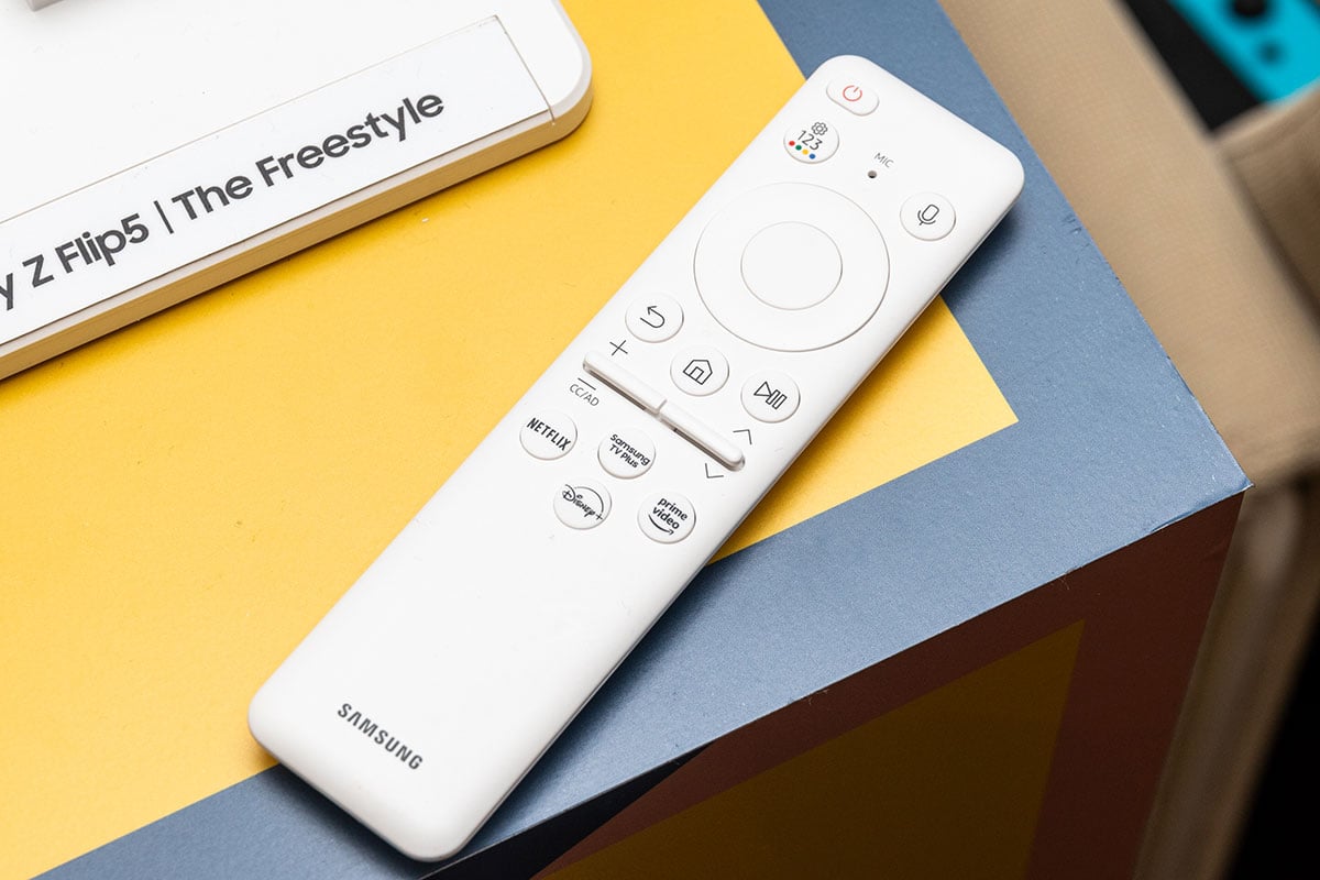 Samsung 之前推出輕巧投影機 The Freestyle，靈活方便的使用方式吸引了不少用家。而剛剛推出的第二代新機就帶來了更快的畫面自動修正，加上升級 HDR10+，而且 $6,980 的售價比上代更相宜，更有吸引力。
