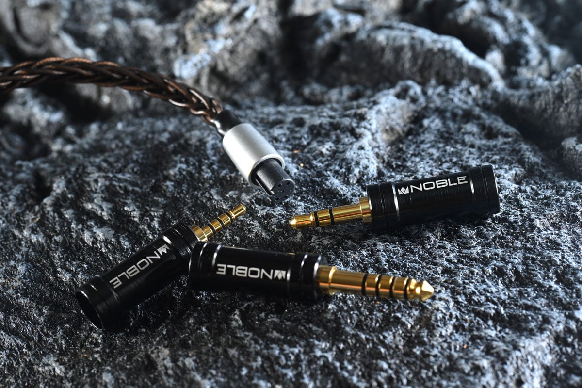 Noble Audio 創辦人 Dr. John Moulton 有著豐富的調聲經驗，不斷在旗下耳機上，研發出更極致的聲音表現，同時在外觀上亦作出新的嘗試。新作 Spartacus 是品牌首次以寶石為設計元素，令耳機呈現出如同琥珀般的效果。