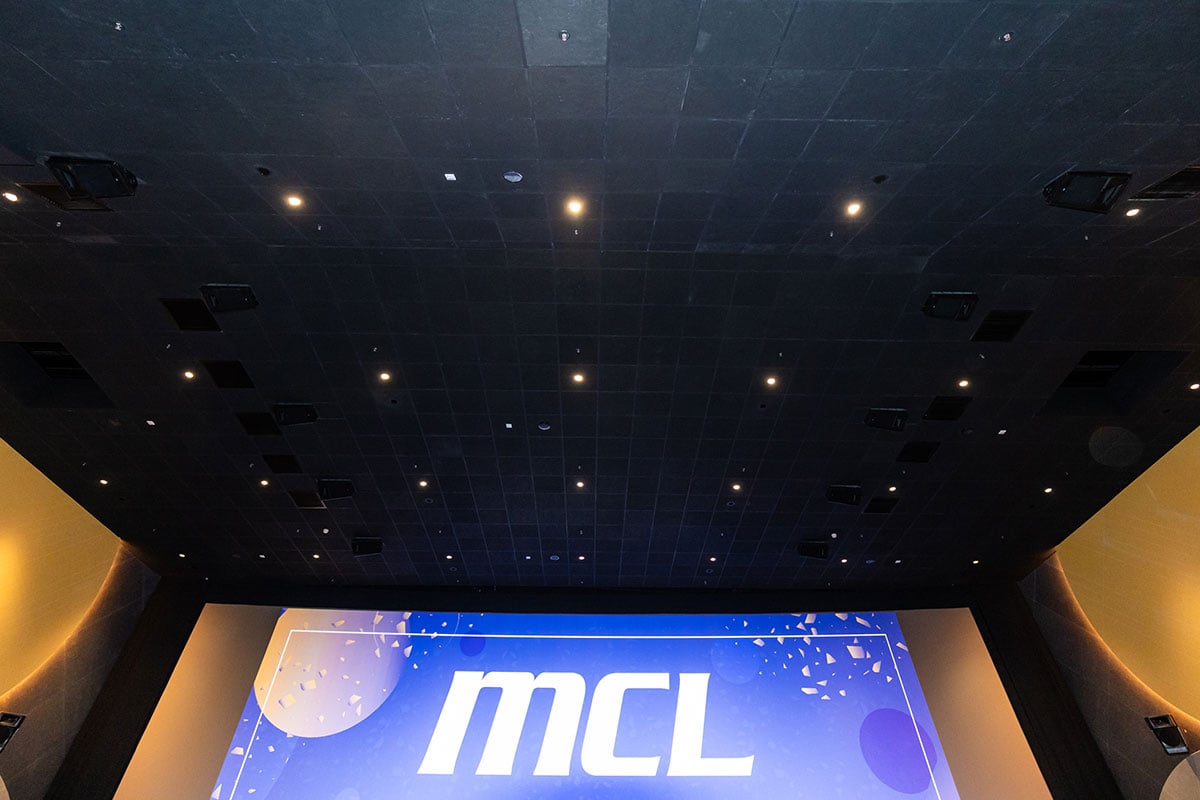 最近 MCL 不斷有新戲院進駐各區，繼之前尖沙咀 MCL The One、與英皇影院集團合作的大圍圍坊英皇戲院 Plus+ 後，今次 MCL 院線第 17 名成員「MCL AIRSIDE 戲院」也在今天登陸啟德 AIRSIDE 商場，九龍區的朋友又多一間新戲院選擇。當中 1 院更是 LUXE 超巨幕影院，而全部院線均採用了 NEC 4K Laser 投影系統。