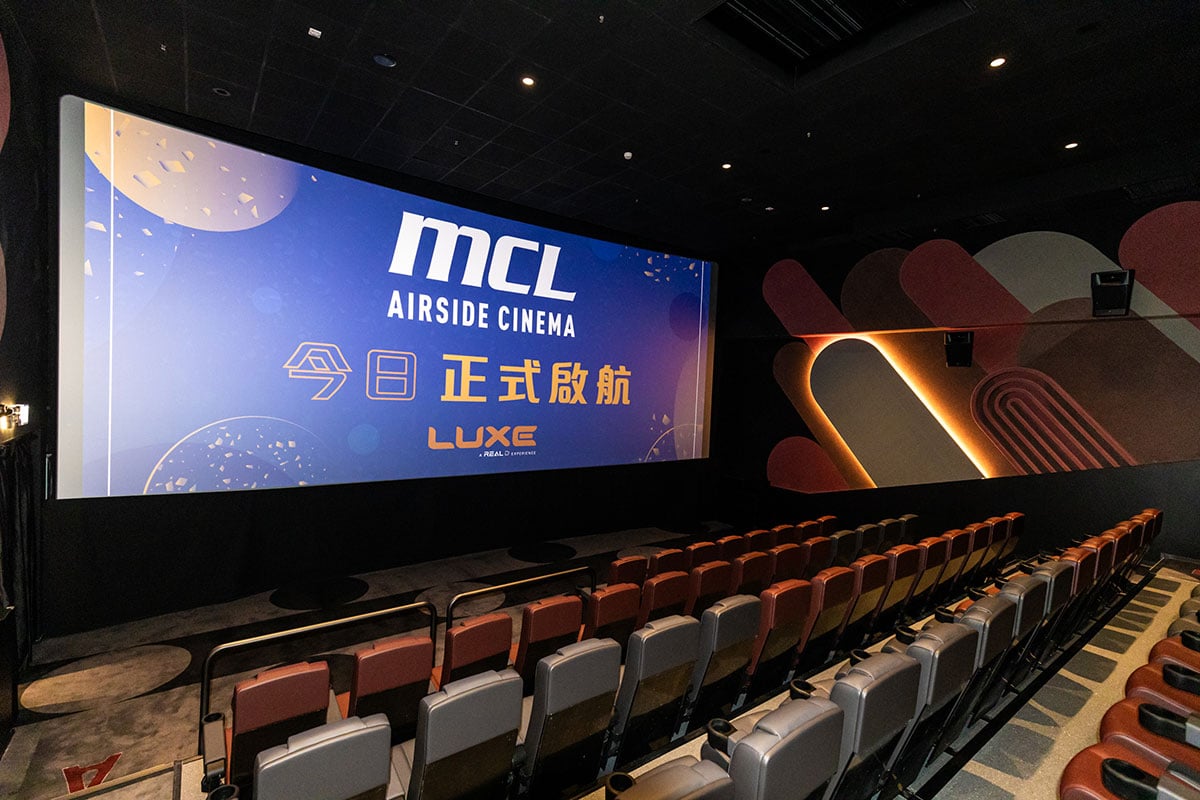 最近 MCL 不斷有新戲院進駐各區，繼之前尖沙咀 MCL The One、與英皇影院集團合作的大圍圍坊英皇戲院 Plus+ 後，今次 MCL 院線第 17 名成員「MCL AIRSIDE 戲院」也在今天登陸啟德 AIRSIDE 商場，九龍區的朋友又多一間新戲院選擇。當中 1 院更是 LUXE 超巨幕影院，而全部院線均採用了 NEC 4K Laser 投影系統。