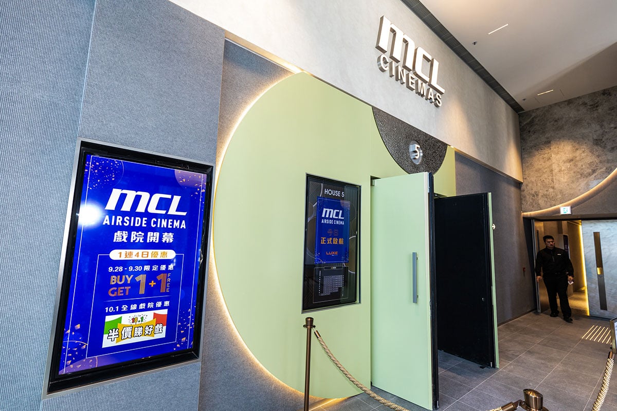 最近 MCL 不斷有新戲院進駐各區，繼之前尖沙咀 MCL The One、與英皇影院集團合作的大圍圍坊英皇戲院 Plus+ 後，今次 MCL 院線第 17 名成員「MCL AIRSIDE 戲院」也在今天登陸啟德 AIRSIDE 商場，九龍區的朋友又多一間新戲院選擇。當中 1 院更是 LUXE 超巨幕影院，而全部院線均採用了 NEC 4K Laser 投影系統。