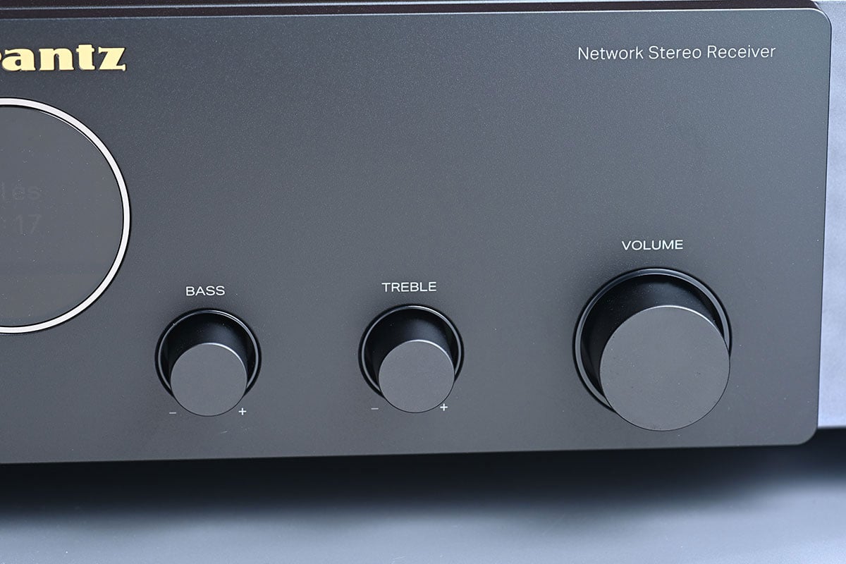 Marantz 之前在 MODEL 30、SACD 30n 開始改用了全新外形，而影音擴音機除了外形之外，型號也改為「Cinema」系列，同時不斷引入新的設計和功能。今次最新推出的 STEREO 70s 也是全新型號，首次以「Stereo」命名。本身是兩聲道網絡擴音機，不過就配備多達 6 入 1 出 HDMI，融入更多影音元素，滿足主力聽歌、同時又有影音需要的用家。