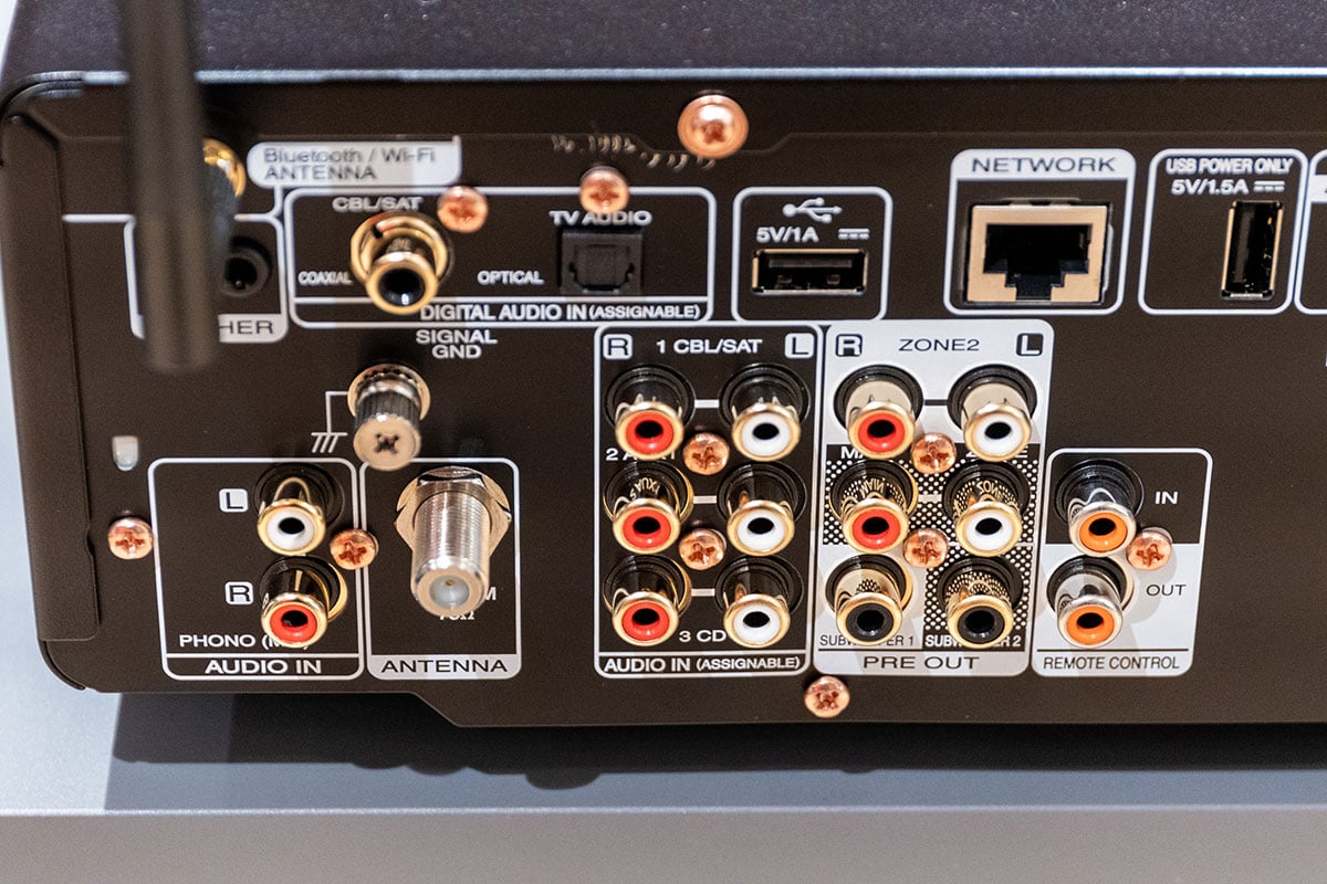 Marantz 之前在 MODEL 30、SACD 30n 開始改用了全新外形，而影音擴音機除了外形之外，型號也改為「Cinema」系列，同時不斷引入新的設計和功能。今次最新推出的 STEREO 70s 也是全新型號，首次以「Stereo」命名。本身是兩聲道網絡擴音機，不過就配備多達 6 入 1 出 HDMI，融入更多影音元素，滿足主力聽歌、同時又有影音需要的用家。