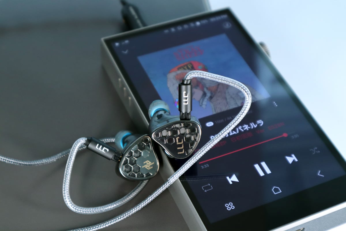 Astell&Kern A&futura SE300 播放器最近加推了 Titan Limited Edition，是品牌最具挑戰性的一次材料創新，團隊首次用上市場罕見的鈦金屬製作播放器的外殼。全部限量 600 部，香港取得 170 部作銷售。