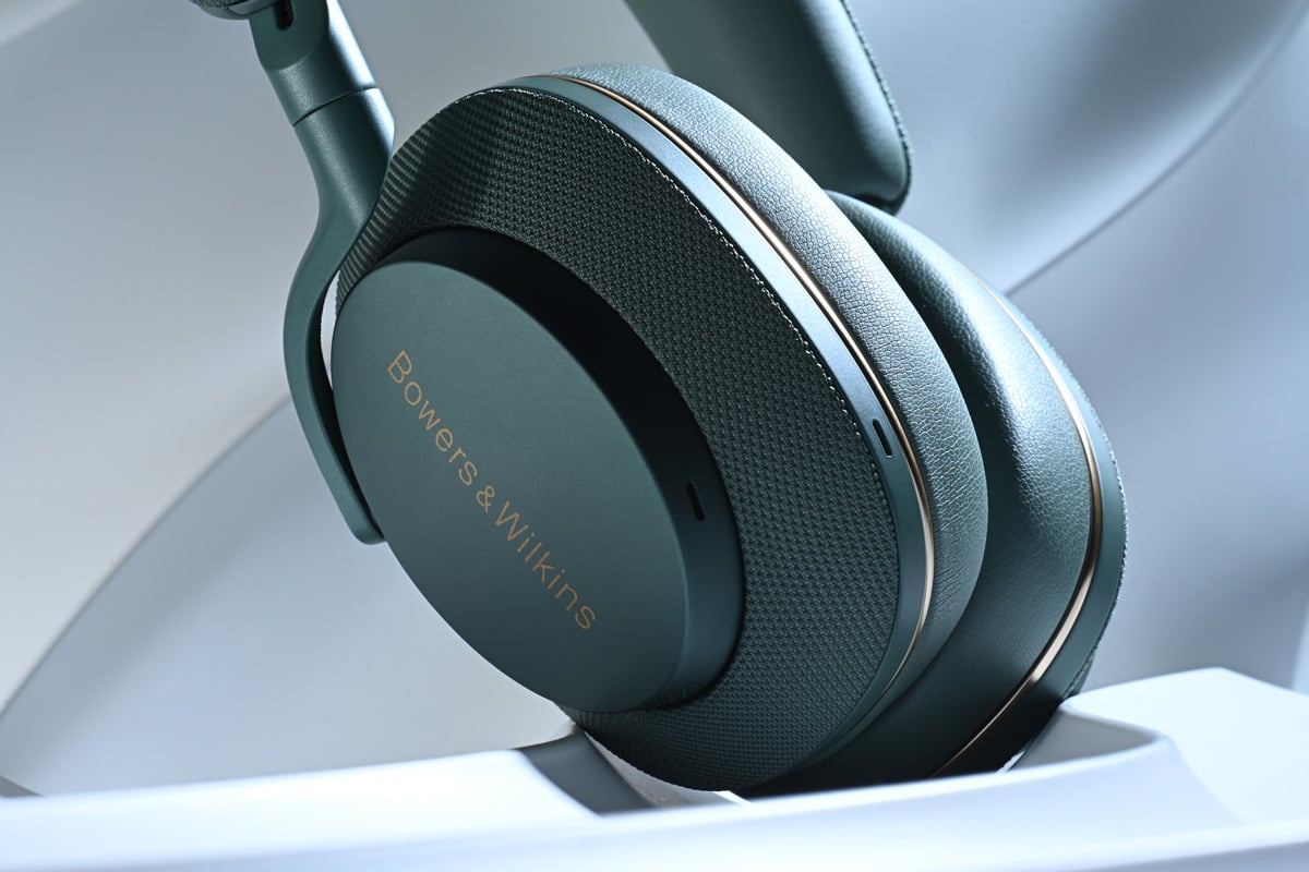 Bowers & Wilkins 去年推出了 Px7 的升級機 Px7 S2，估不到只有一年時間就加推 Px7 S2e，型號上「e」代表著 evolved 的意思，即是進化版。驟眼看其外形好似沒有分別，但其實在佩戴感、降噪效能，以至音質表現都有不少進步。