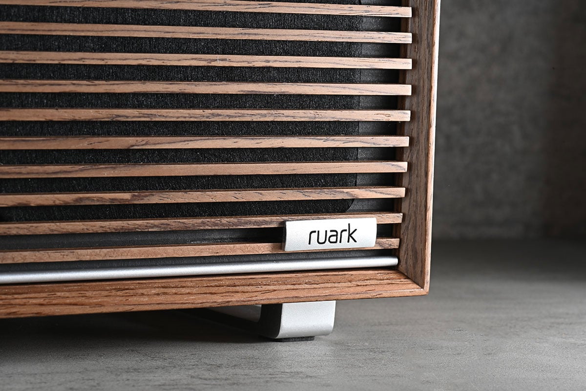 復古外形的產品市面上有不少，不過今次 Ruark Audio 最新推出的 R410，即使在一眾講究外形的產品當中也依然相當搶眼。木製機身質感一流，簡約復古的外形又帶點時尚潮流元素，內置了極之豐富齊全的音樂串流功能，同時還有 HDMI（eARC）、Phono（MM）輸入，可說是少有集外在與內涵於一身的一體式音響系統。