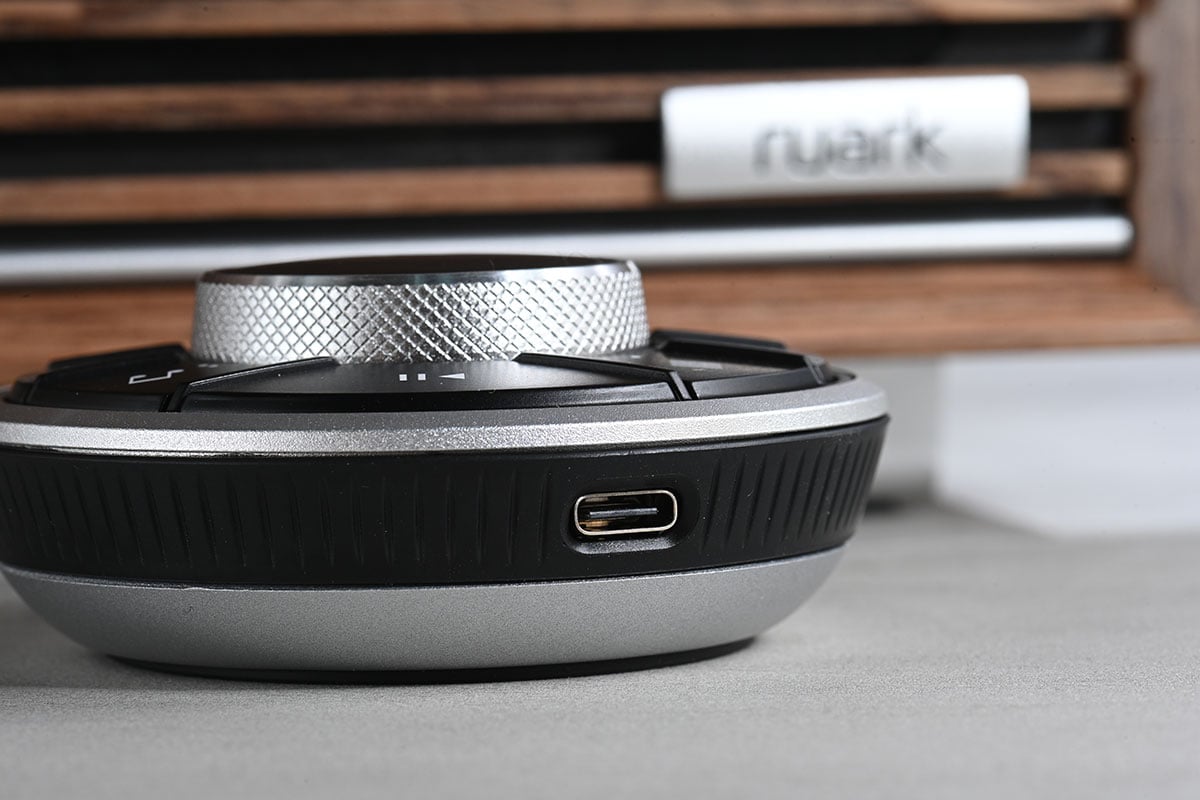 復古外形的產品市面上有不少，不過今次 Ruark Audio 最新推出的 R410，即使在一眾講究外形的產品當中也依然相當搶眼。木製機身質感一流，簡約復古的外形又帶點時尚潮流元素，內置了極之豐富齊全的音樂串流功能，同時還有 HDMI（eARC）、Phono（MM）輸入，可說是少有集外在與內涵於一身的一體式音響系統。