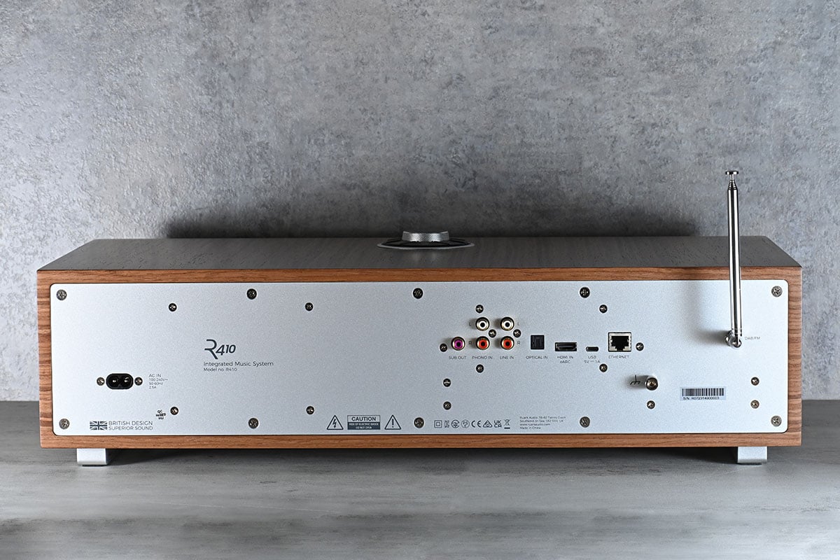 復古外形的產品市面上有不少，不過今次 Ruark Audio 最新推出的 R410，即使在一眾講究外形的產品當中也依然相當搶眼。木製機身質感一流，簡約復古的外形又帶點時尚潮流元素，內置了極之豐富齊全的音樂串流功能，同時還有 HDMI（eARC）、Phono（MM）輸入，可說是少有集外在與內涵於一身的一體式音響系統。