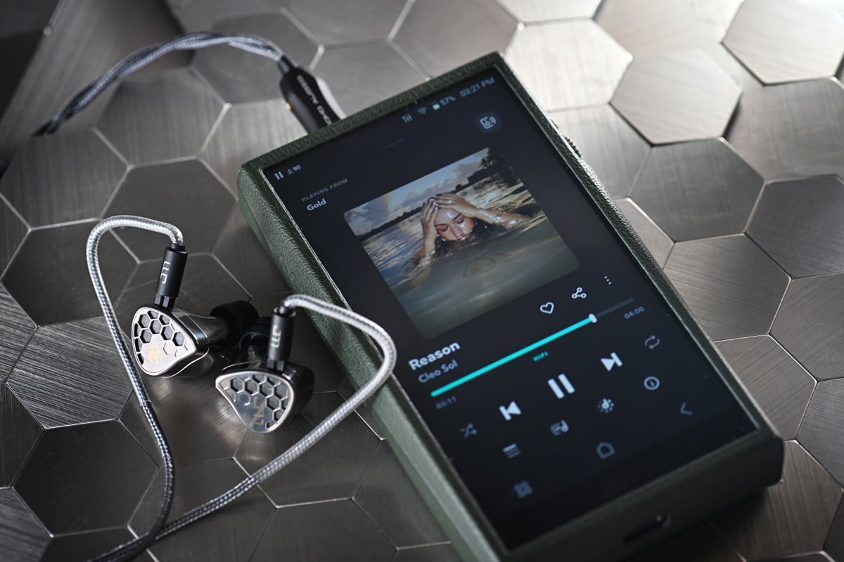 來自新加坡的耳機品牌 Jomo Audio，繼早前的 Alpha Ti 之後，再次推出旗艦級的監聽耳機 Impulse Ti ，承襲自Alpha Ti 對鈦金屬外殼應用的經驗，加上其對客製耳機多年經驗，製造出新的旗艦耳機 Impulse Ti。