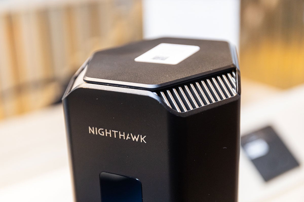 當 Wi-Fi 6E 還未完全普及，新一代 Wi-Fi 7 的產品就已經開始推出。NETGEAR 帶來最新 Nighthawk RS700S Wi-Fi 7 無線路由器，有別於 Wi-Fi 6E 只是在 Wi-Fi 6 之上加入了 6GHz 頻段，Wi-Fi 7 則加入了 320MHz 高容量通道、4K QAM 等眾多升級，讓 Wi-Fi 速度一口氣提升至高達 19Gbps。